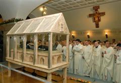 The coffin and priests